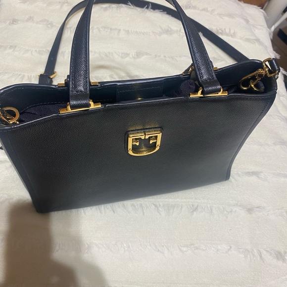 Furla in gold hardware 2 way with strap is removable - Picture 8 of 9